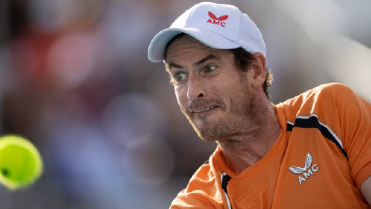 Murray se dobla el tobillo tras una remontada épica y cae ante Machac en un tie break frenético