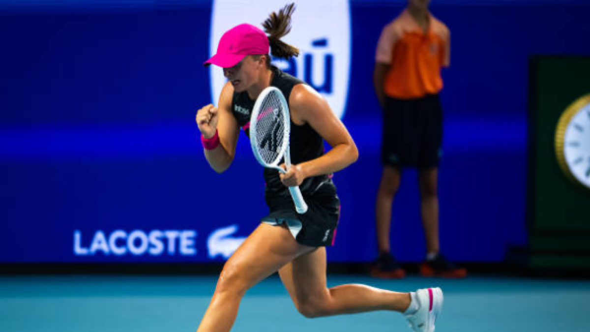 Swiatek reacciona a tiempo ante una combativa Noskova. Foto: Gettyimages