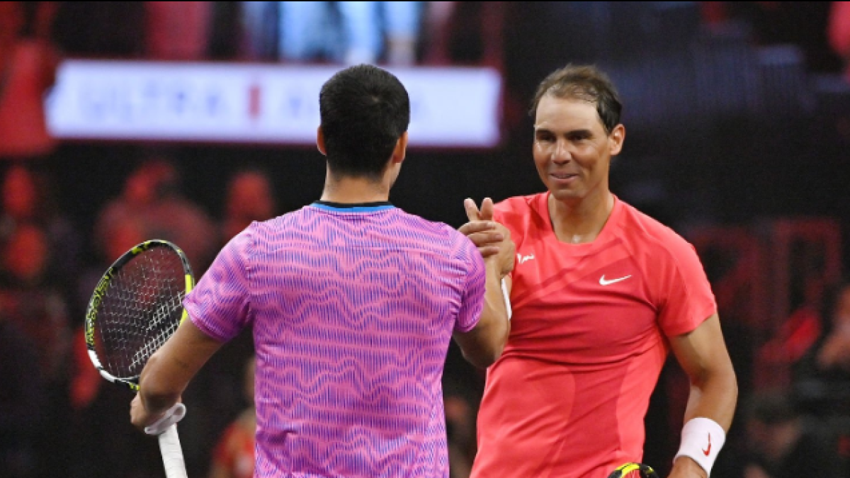 Carlos Alcaraz y Rafael Nadal en el partido de exhibición. Foto: Getty