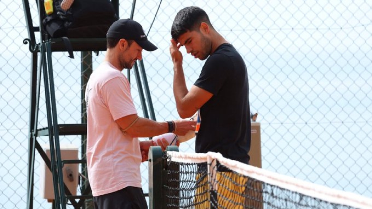 Solo es precaución: Carlos Alcaraz estará listo para su debut en Montecarlo. Foto: Antoine Couvercelle