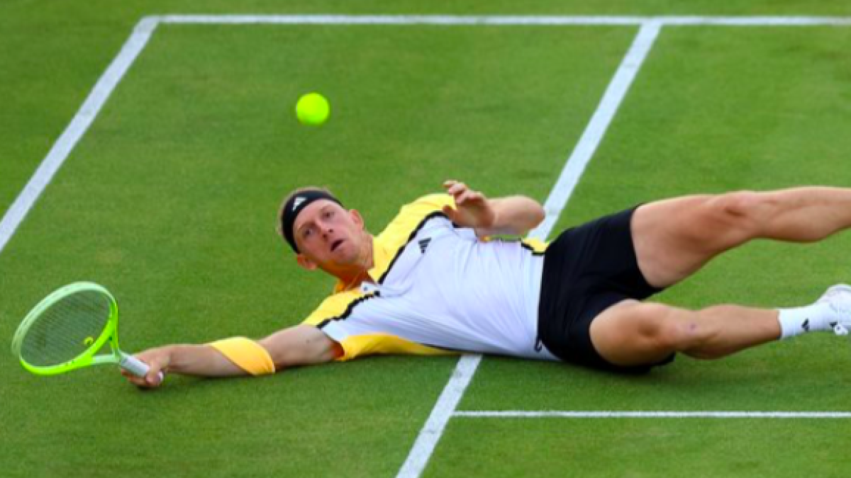 Alejandro Davidovich resbalando en Queen's. Fuente: ATP