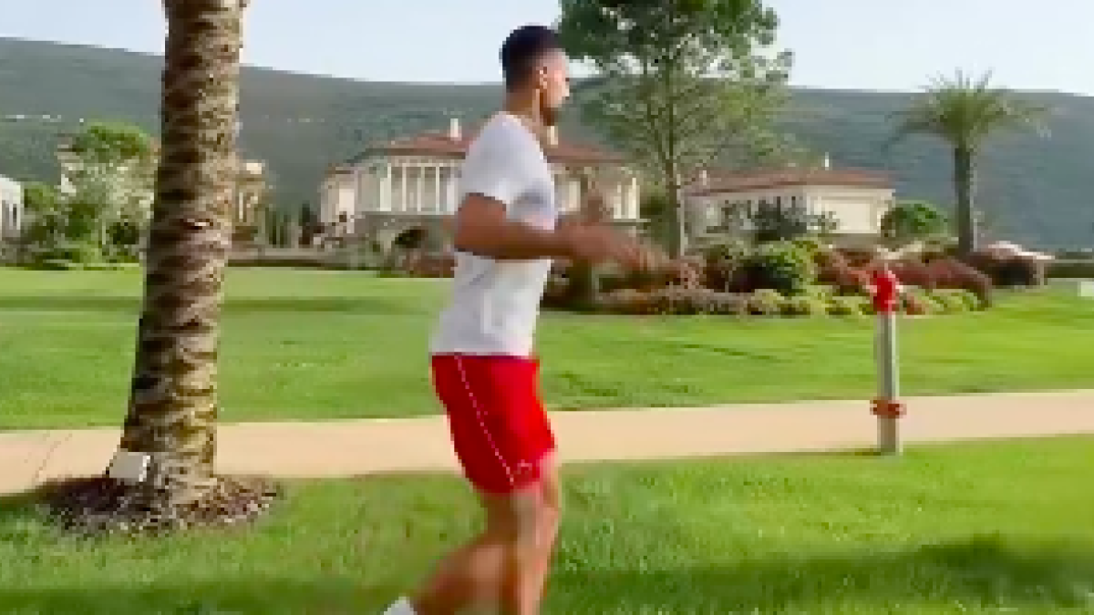 Novak Djokovic entrenando sobre hierba. 