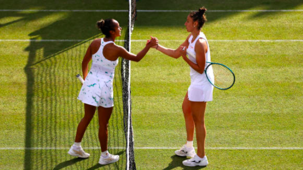 Sara Sorribes y Leylah Fernández se saludan en la red. Fuente: Getty