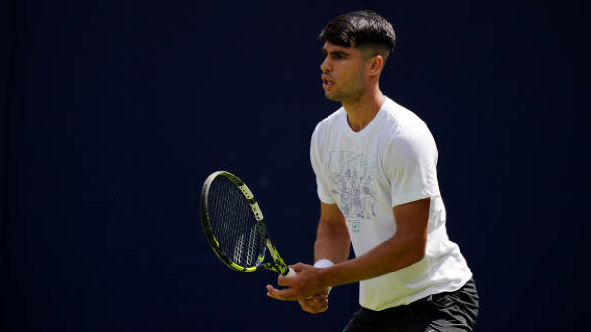Carlos Alcaraz en el ATP de Queen's 2024. Foto: getty