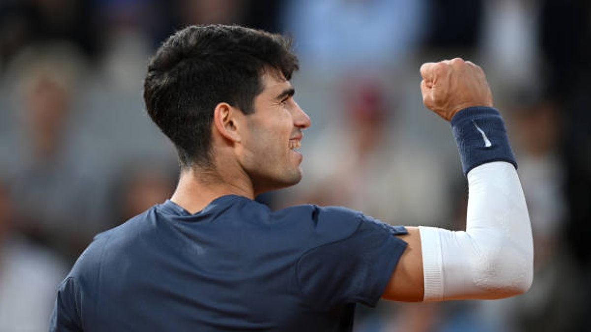 Carlos Alcaraz gana a Tsitsipas en Roland Garros 2024. Foto: gettyimages