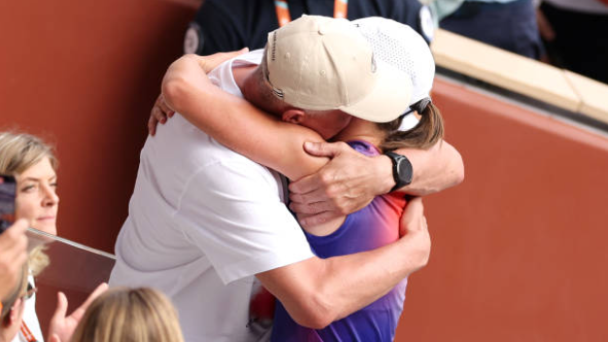 El emotivo abrazo entre Swiatek y su padre tras conquistar Roland Garros. Foto: Gettyimages