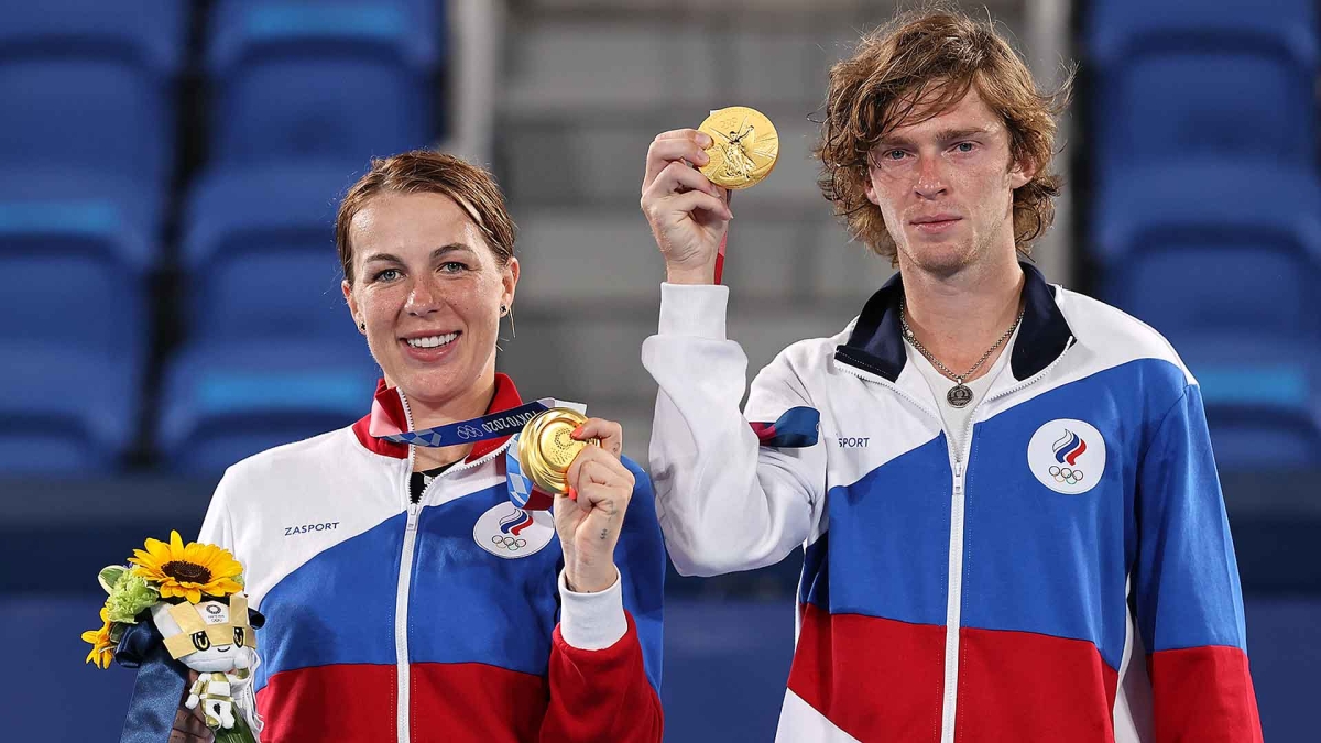 Andrey Rublev, con la medalla de oro de dobles mixtos que conquistó en Tokio junto a Pavlyuchenkova.