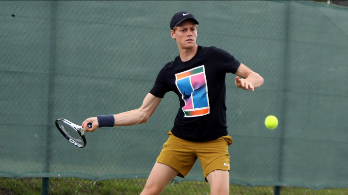 Jannik Sinner entrenando sobre césped 2024. Foto: getty