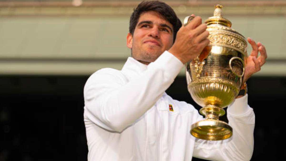 Carlos Alcaraz levanta su cuarto título de Grand Slam. Fuente: Getty