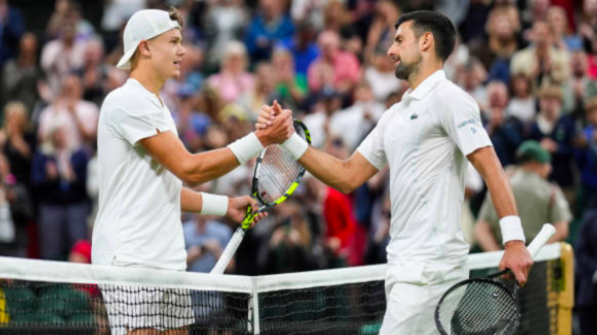 Holger Rune y Novak Djokovic se saludan en la red. Fuente: Getty