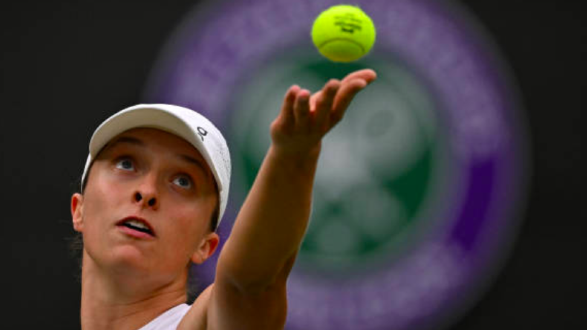 Iga Swiatek, al servicio en Wimbledon. Fuente: Getty