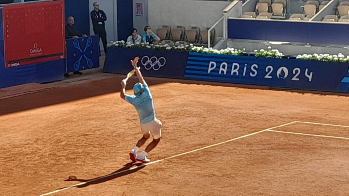 Rafa Nadal calienta antes de su debut en los Juegos Olímpicos de París 2024. Foto: Getty