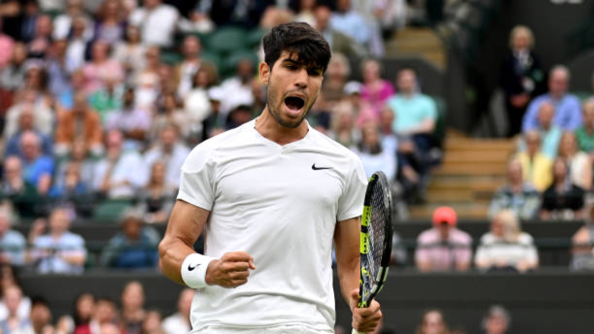 Carlos Alcaraz habla en pista tras ganar a Medvedev. Foto: gettyimages