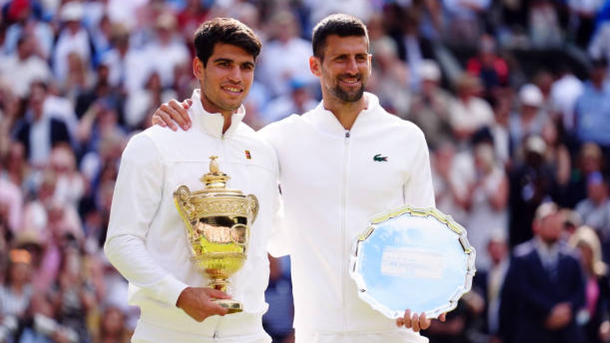 Carlos Alcaraz y Novak Djokovic en Wimbledon 2024. Foto: Getty