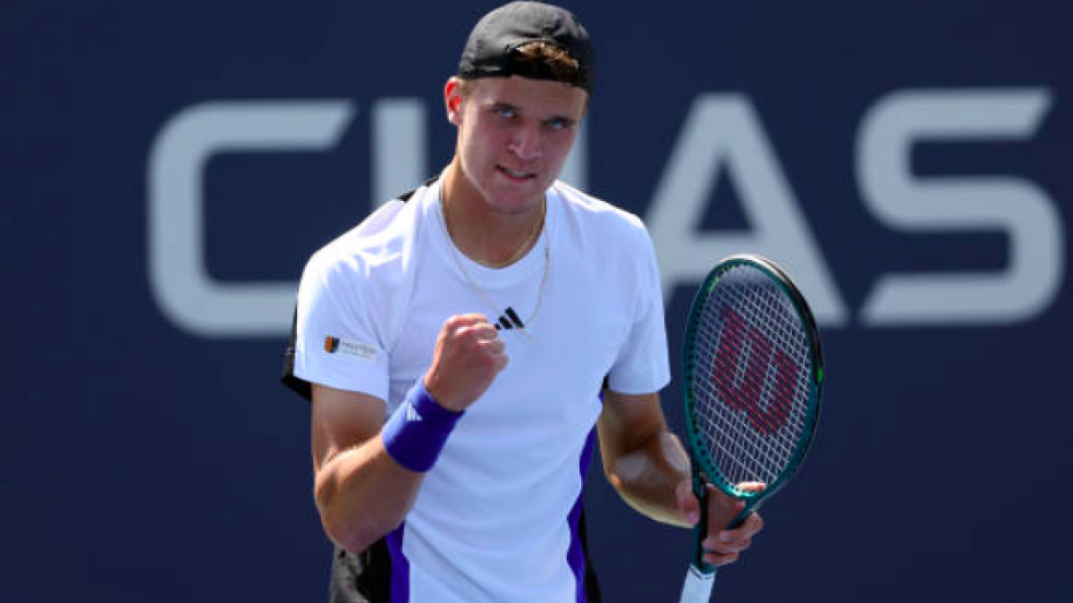 Jakub Mensik firma un triunfo contundente sobre Auger-Aliassime. Fuente: Getty