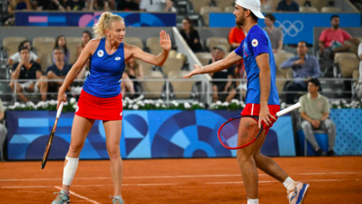 Katerina Siniakova y Tomas Machac conquistan el dobles mixto en París.
