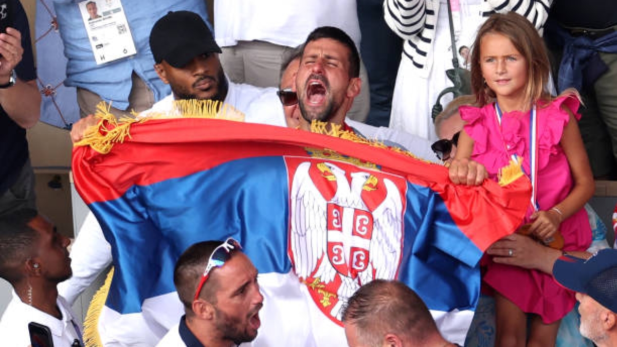 Novak Djokovic celebra el oro olímpico con la bandera serbia. 