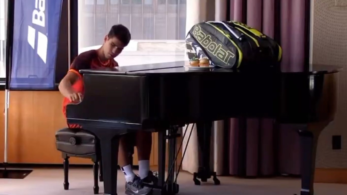 Carlos Alcaraz tocando el piano. Foto: Redes