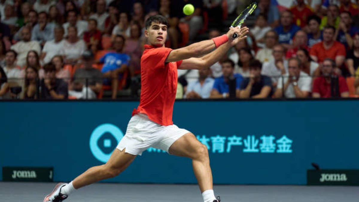Carlos Alcaraz in action in Valencia. Source: Getty