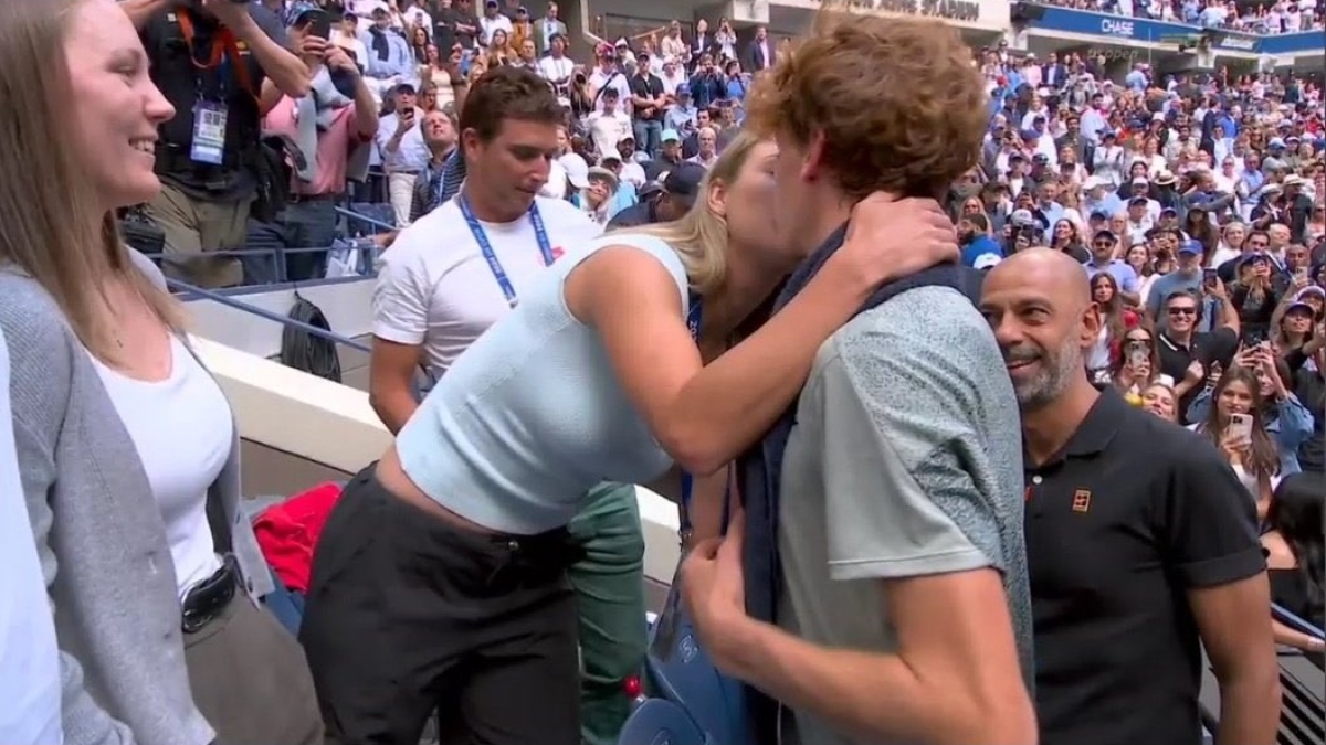 The kiss between Anna Kalinskaya and Jannik Sinner at the US Open 2024. Photo: Getty.