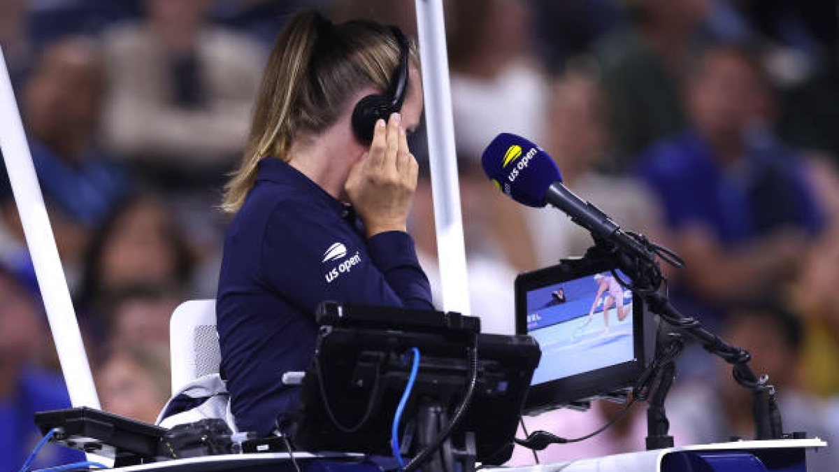 La jueza de silla revisando el VAR en el US Open 2024. Foto: Getty