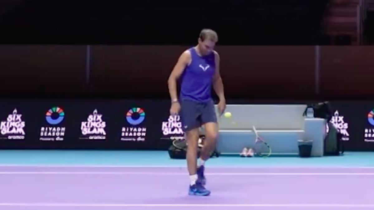 Rafa Nadal muestra su talento para el fútbol en Arabia Saudí