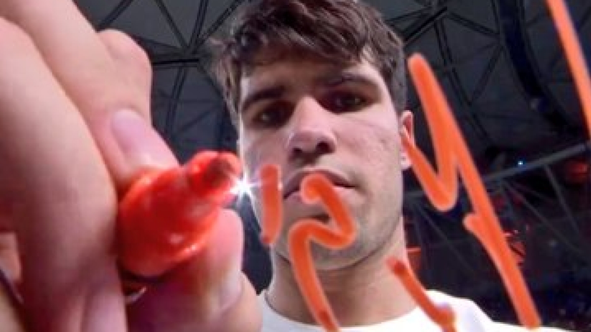 Alcaraz's "wink" to Cristiano Ronaldo in his signature to the camera