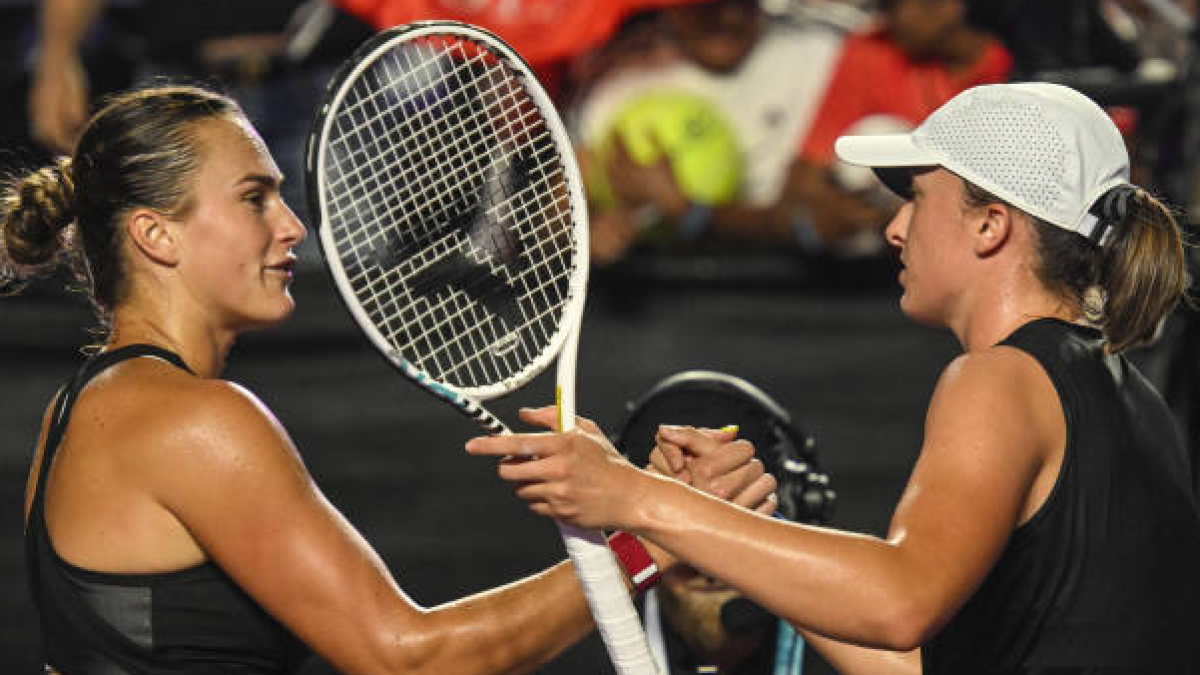 Aryna Sabalenka and Iga Swiatek at the WTA Finals 2023. Photo: Getty.