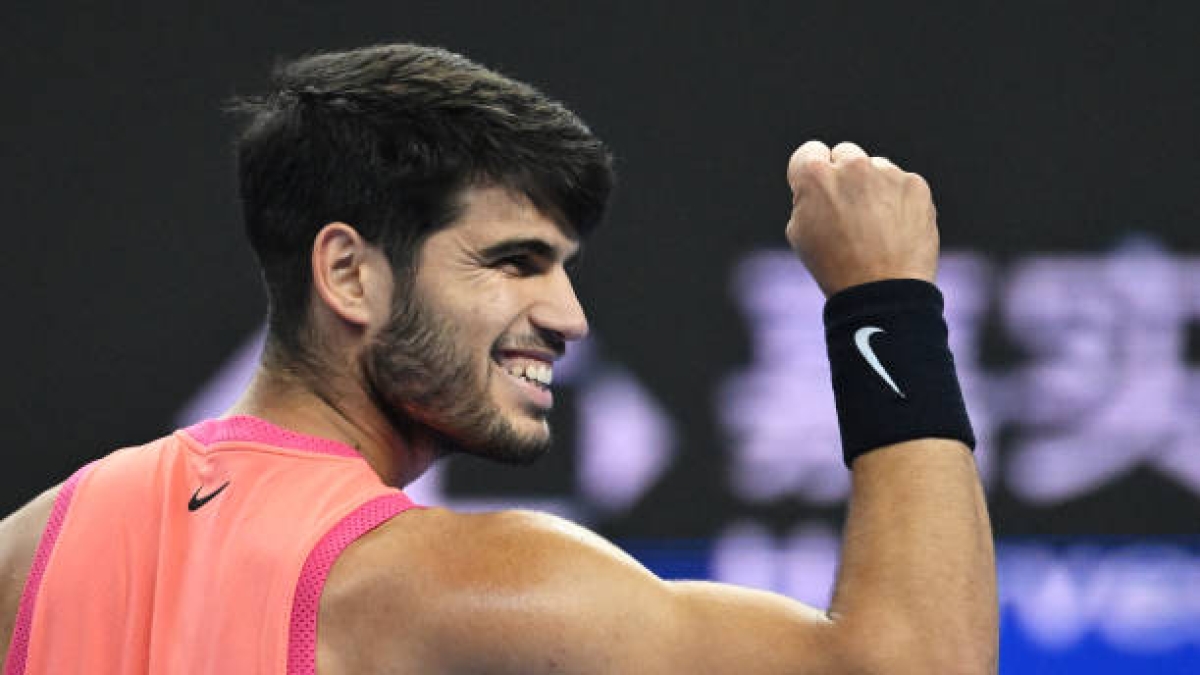 Carlos Alcaraz se acerca a Sinner. Foto: gettyimages