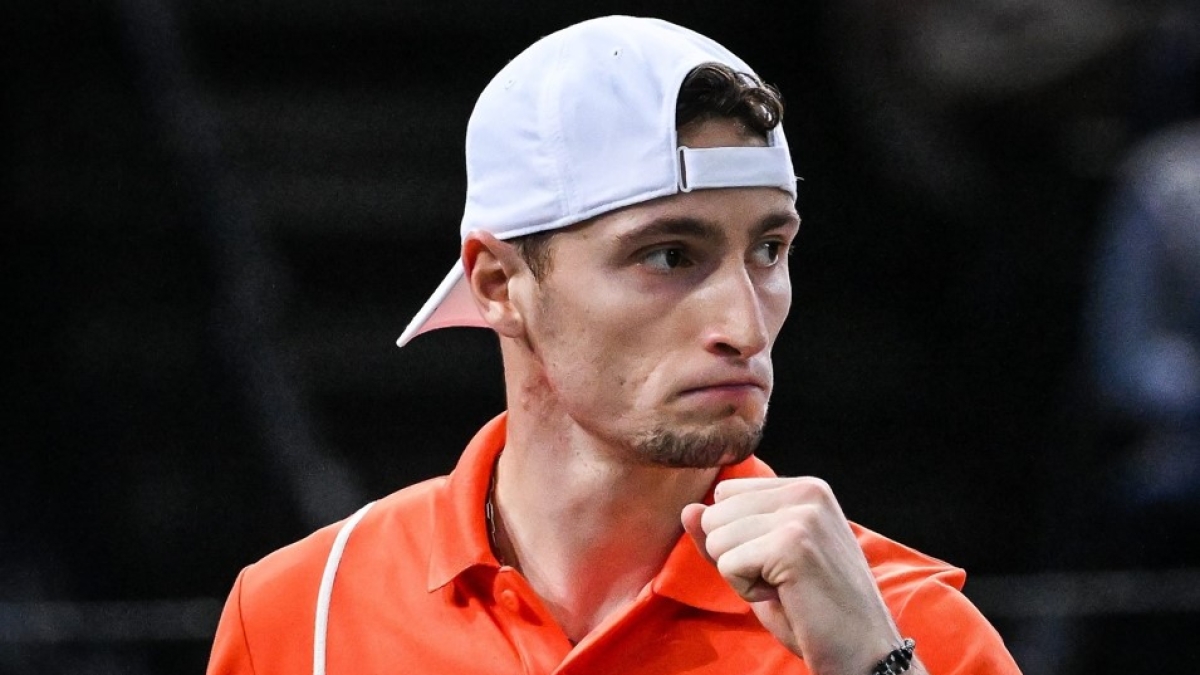 Humbert defeats Giron and meets Alcaraz in Paris.