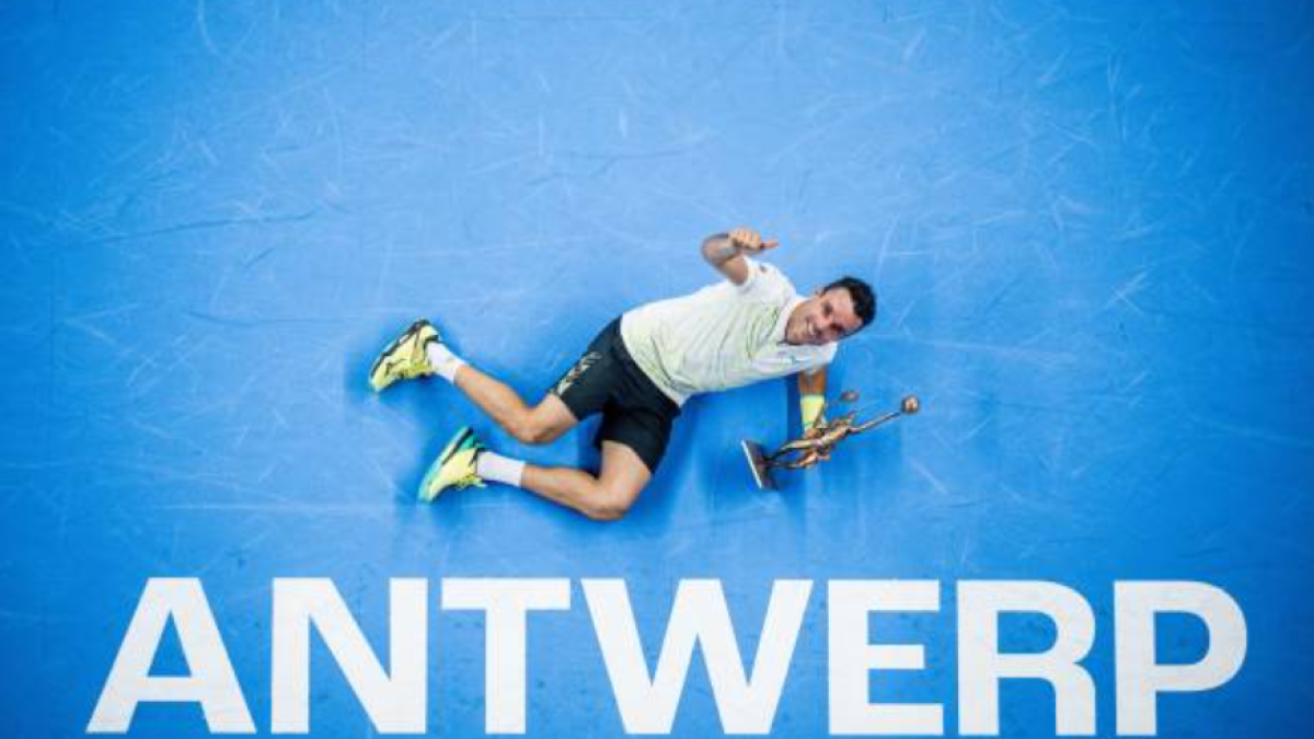 Roberto Bautista claims the ATP Antwerp 2024 title. Photo: Getty