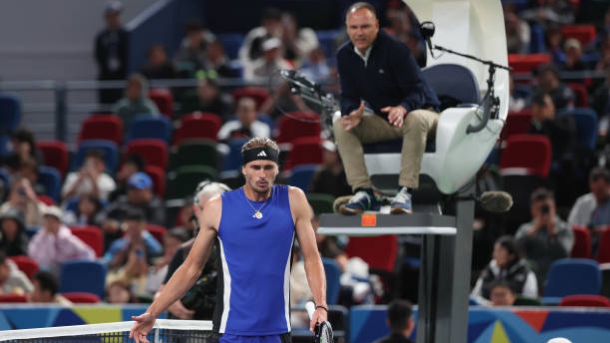 Alexander Zverev, durante su queja a Lahyani.