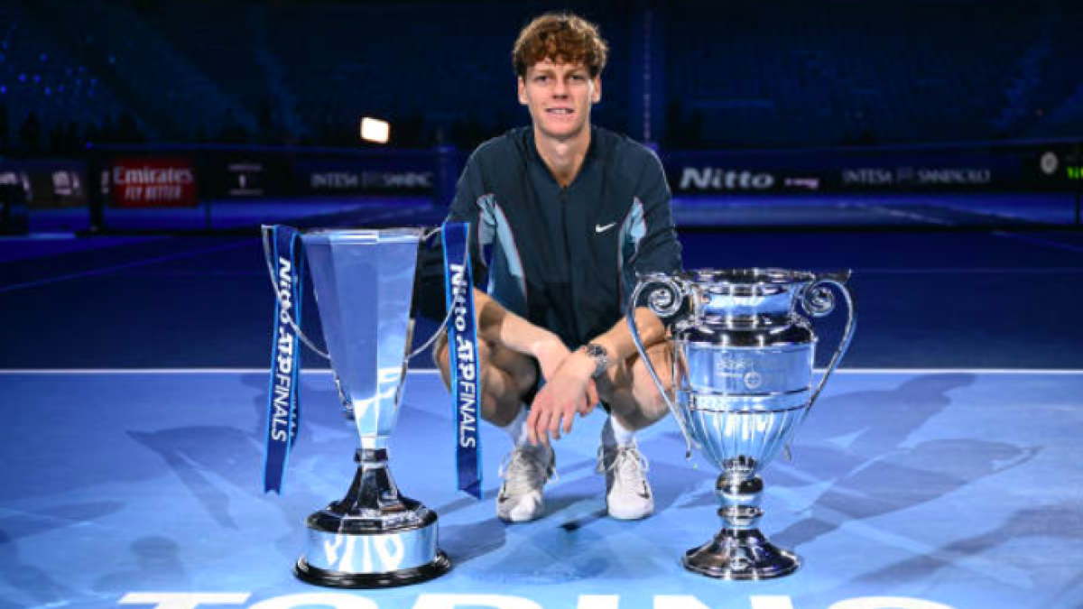 Jannik Sinner posa con el trofeo de las ATP Finals y el Nº1 del mundo. Fuente: Getty