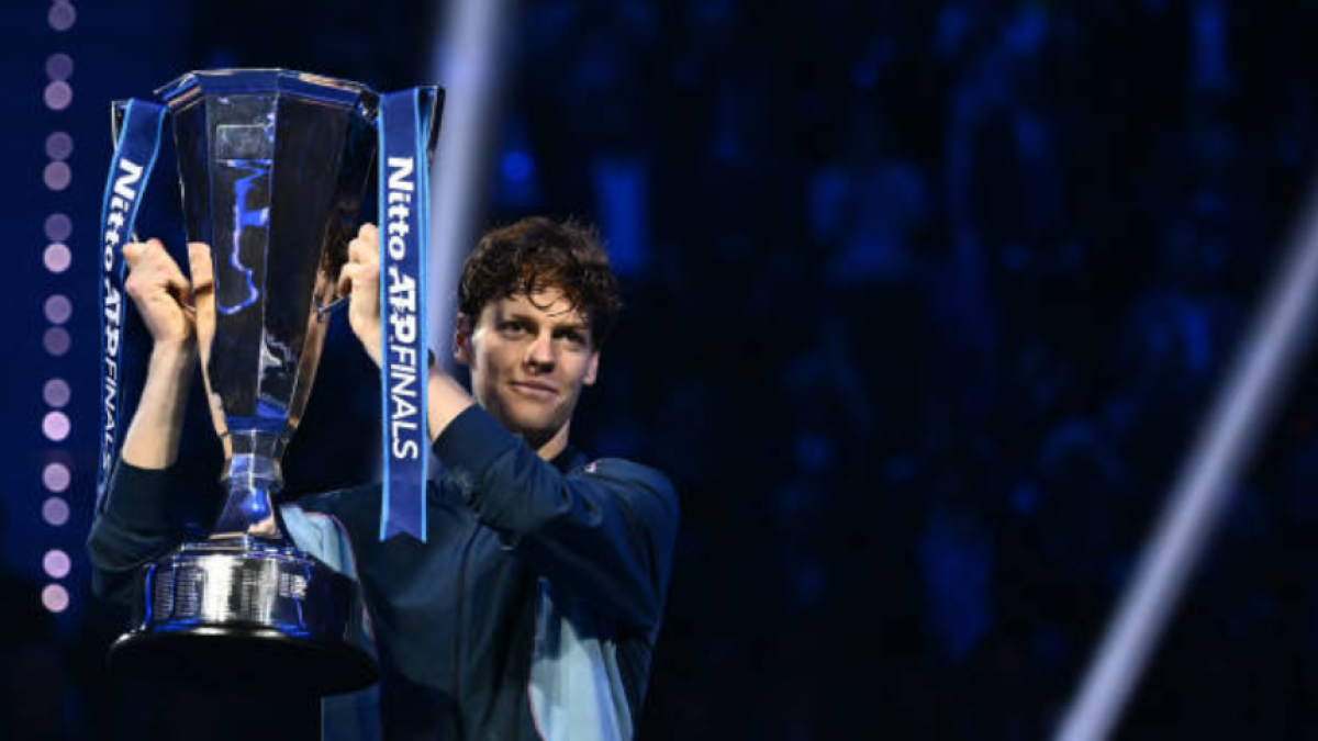 Jannik Sinner con el título de las ATP Finals 2024. Foto: Getty