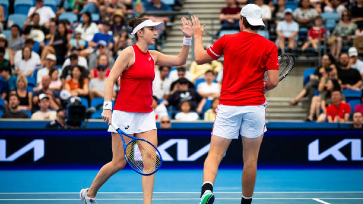 Bencic se pone la capa de heroína para que Suiza se imponga ante Francia. Foto: Getty