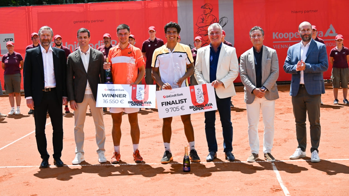 Kamil Majchrzak and Henrique Rocha, champion and finalist of the Bratislava Open. Branislav Stankovic (third from the right), tournament director, alongside them. Source: Bratislava Open.