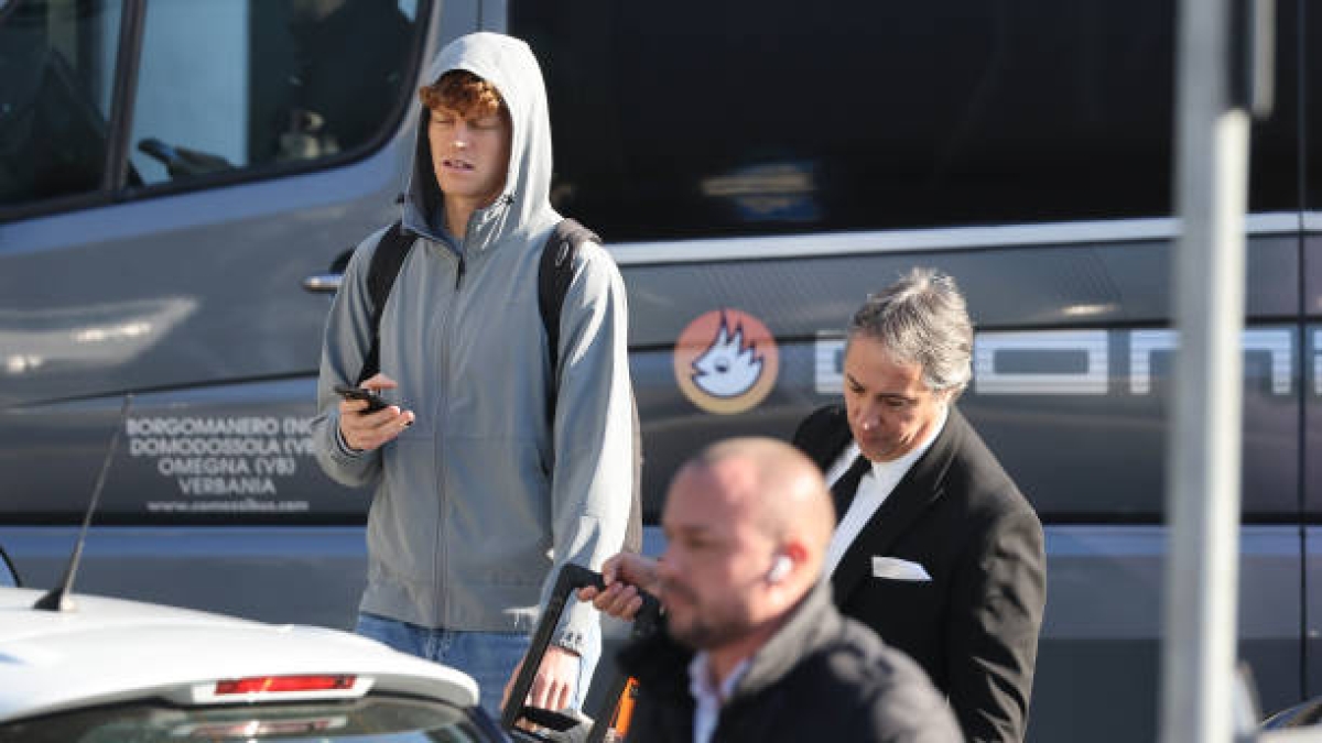 Sinner is seen in Formula 1: appears with Ferrari in Abu Dhabi. Photo: Getty