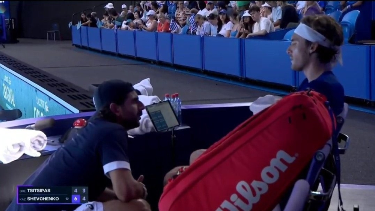 Tsitsipas explota en el banquillo: "Mi revés no llega a ninguna parte". Foto: Getty