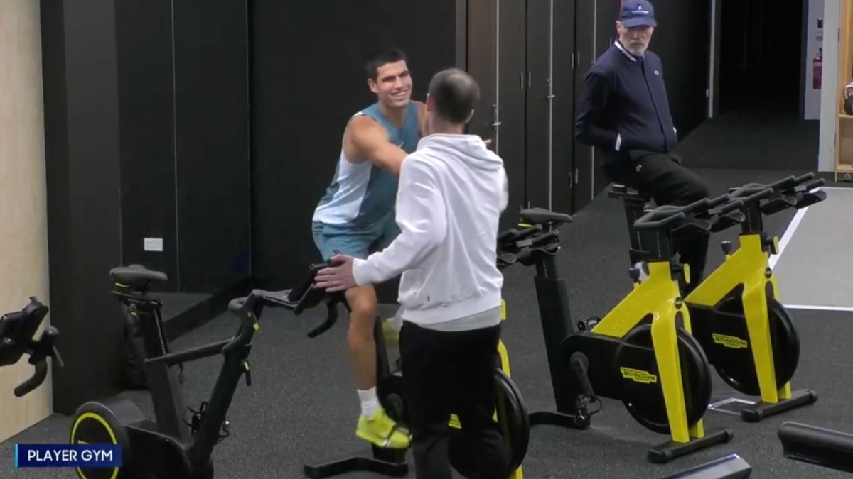 Así ha sido el respetuoso saludo entre Alcaraz y Murray después de la victoria de Djokovic. Foto: Getty