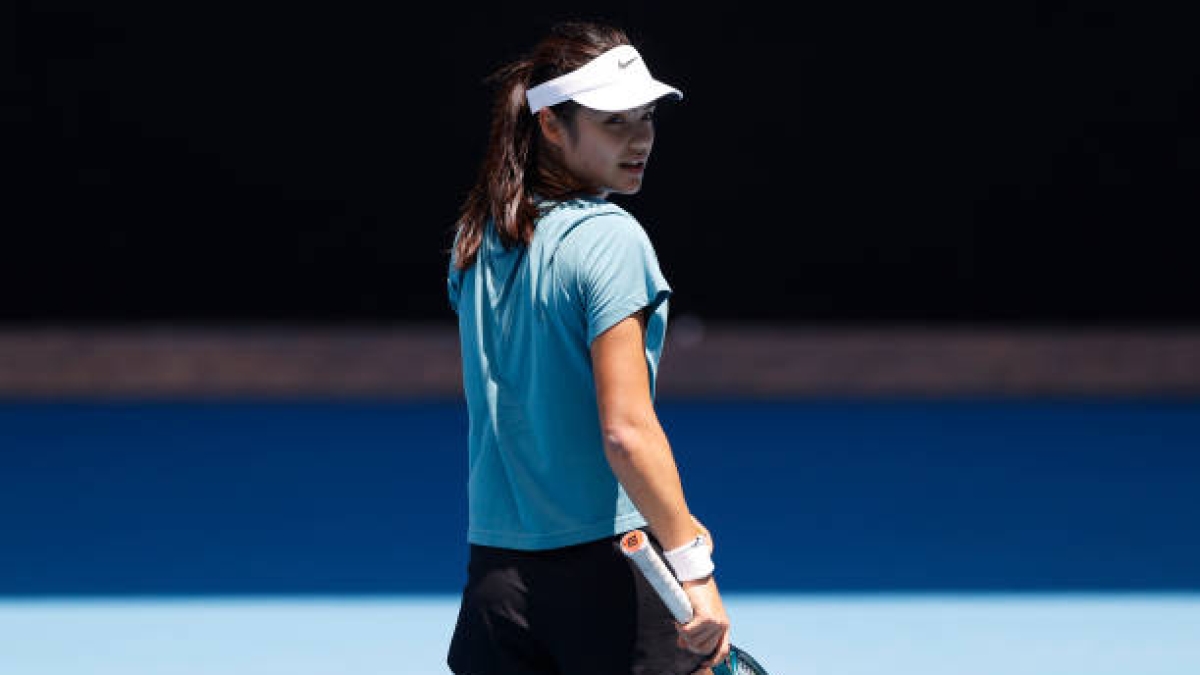 Raducanu: "I bent down to tie my shoelaces and had a spasm in my back." Photo: Getty
