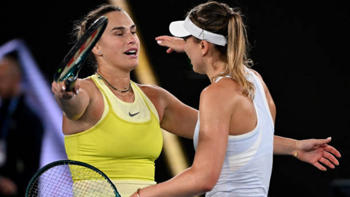 El entrañable momento entre Sabalenka y Badosa en el vestuario tras el partido. Foto: Getty