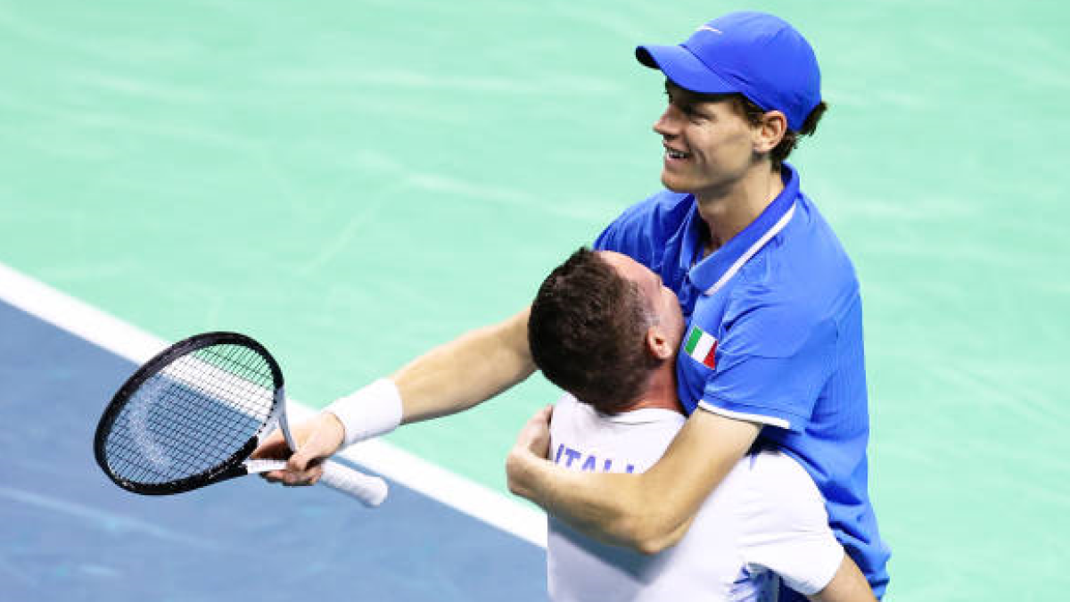 Jannik Sinner y Filippo Volandri en la Copa Davis 2024. Foto: getty