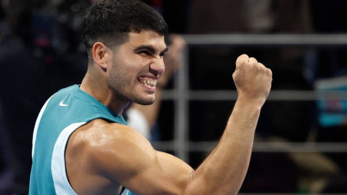 The headline translated to English is: The hurricane Alcaraz lands in Doha. Photo: Getty
