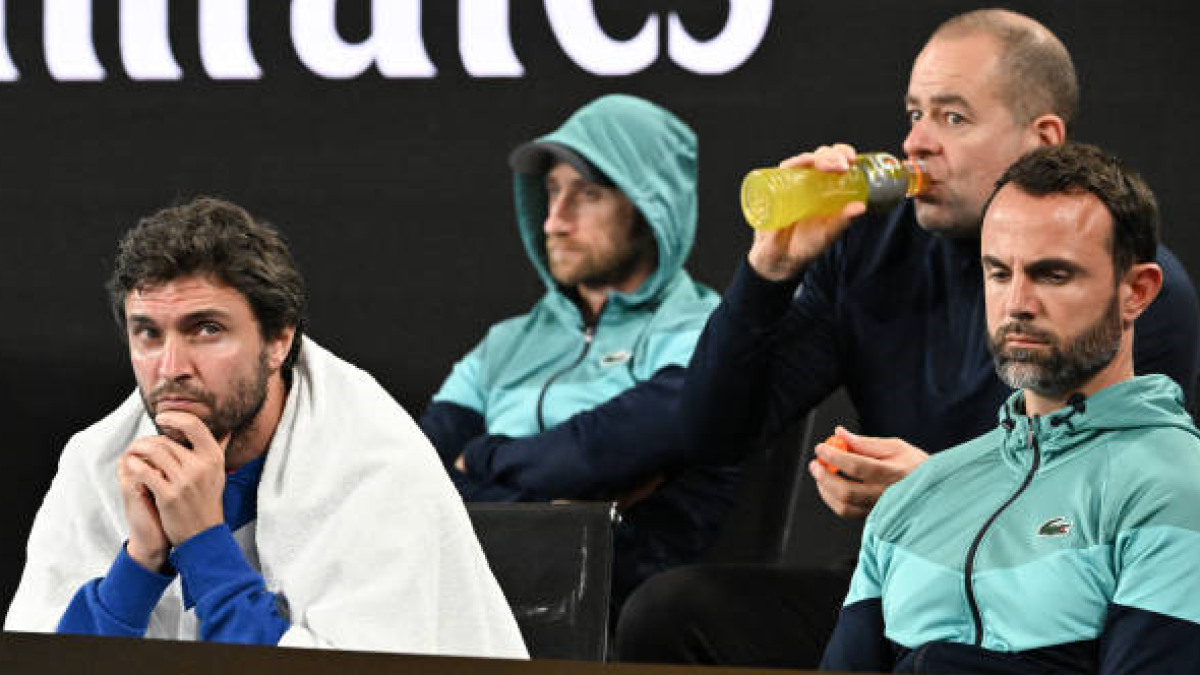 Gilles Simon on Medvedev's bench at the 2025 Australian Open. Photo: Getty
