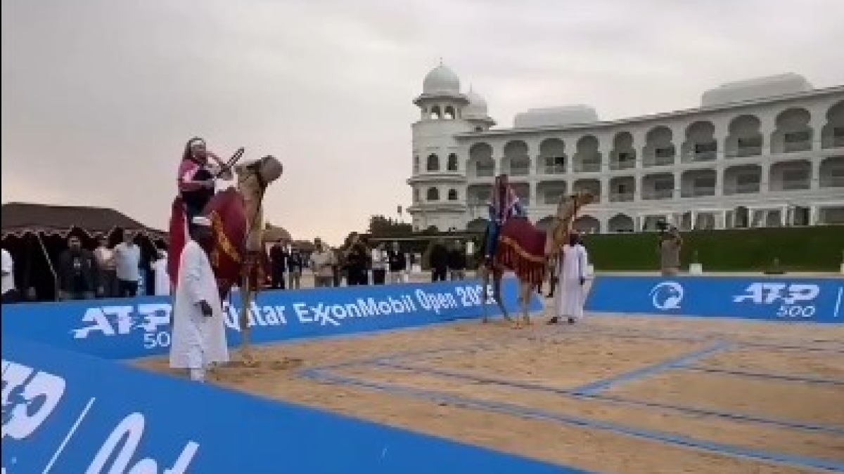 Tenistas sobre camellos practicando tenis. Foto: Getty
