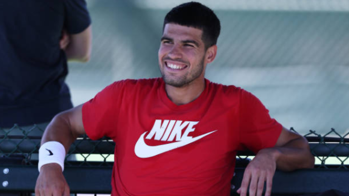 El bonito detalle de Alcaraz con los aficionados presentes en su entrenamiento de Indian Wells. Foto: Gettyimages