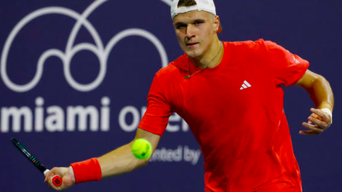 Jakub Měnšík takes down Draper in Miami. Source: Getty