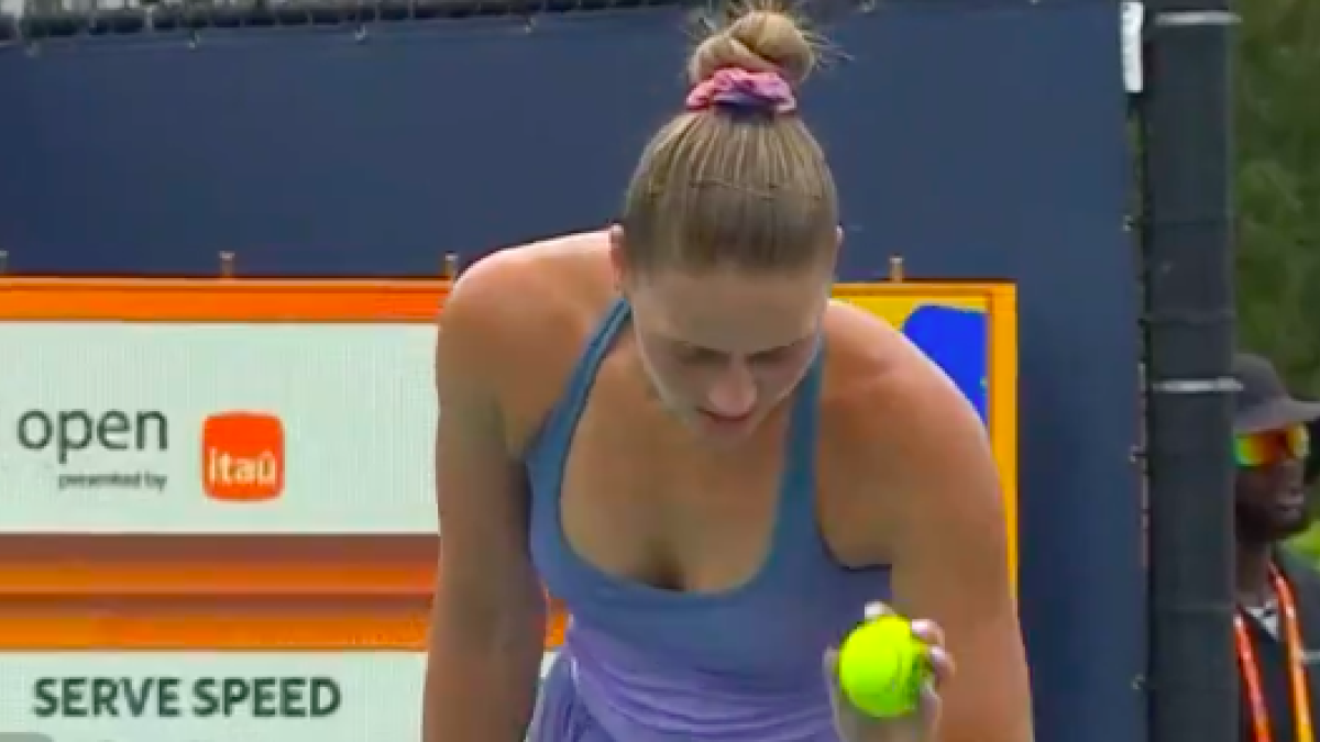 Marta Kostyuk hits low against Blinkova. Source: WTA