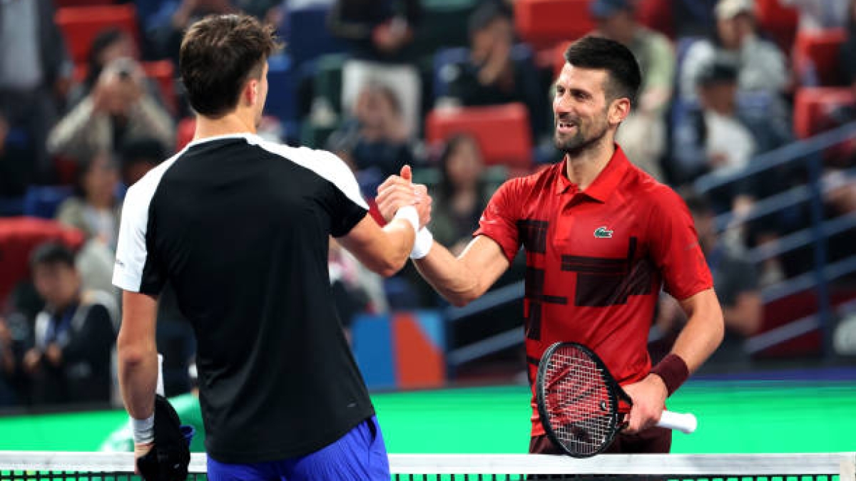Djokovic y Mensik se saludan tras su único enfrentamiento, en Shanghai 2024. Fuente: Getty