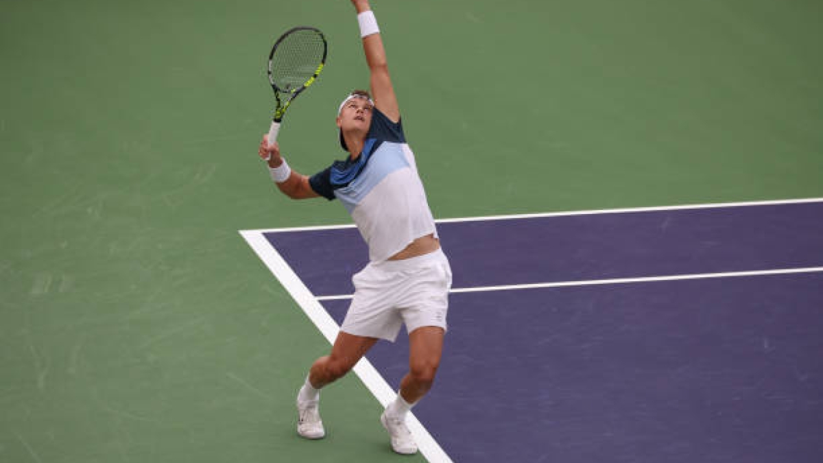 Rune gives Tsitsipas a lesson in the rain. Photo: Getty